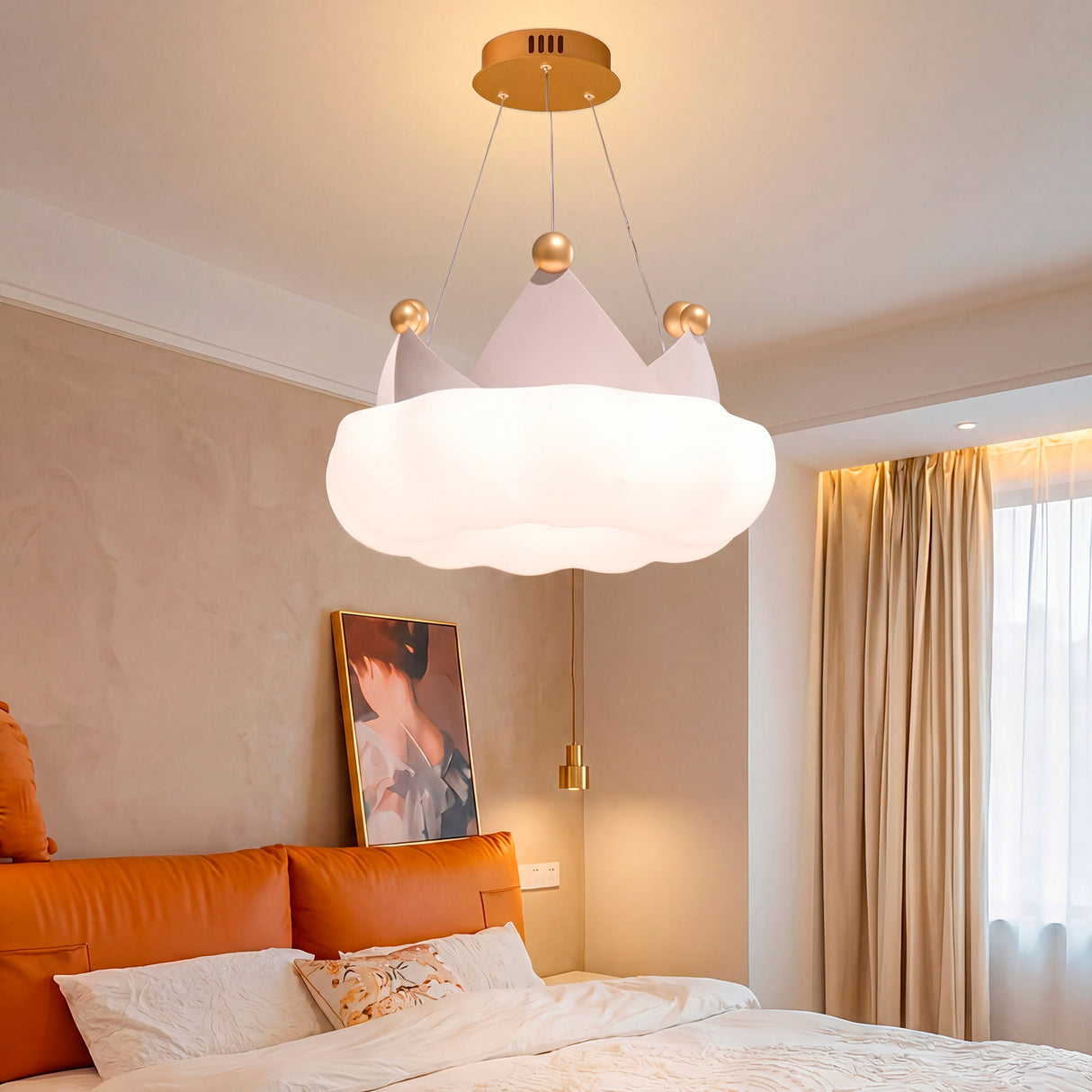 Aplicación de la lámpara en dormitorio con cabecero de cuero naranja y luz suave.