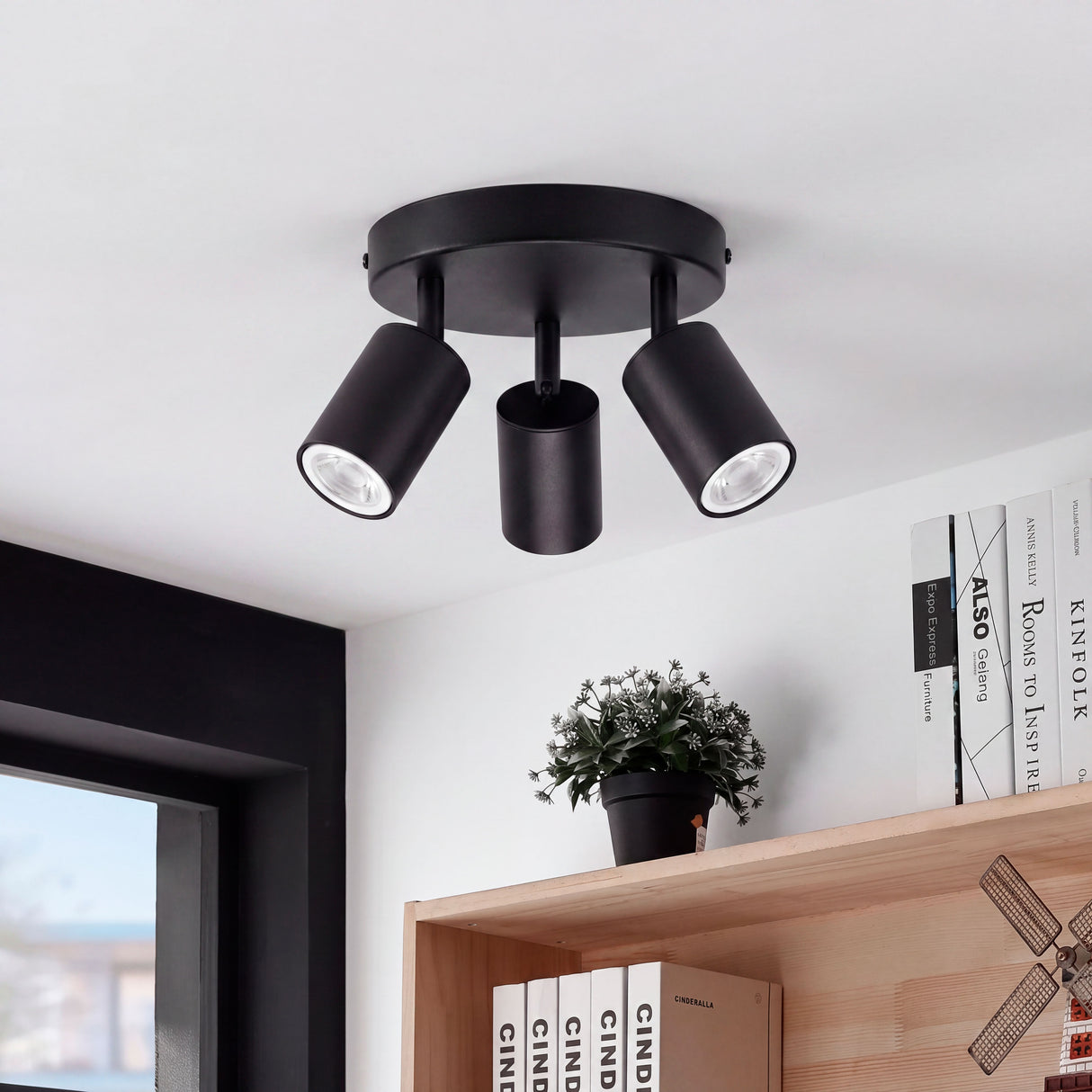 Haz luminoso puntual destacando estanterías y mobiliario moderno con acabado sofisticado.