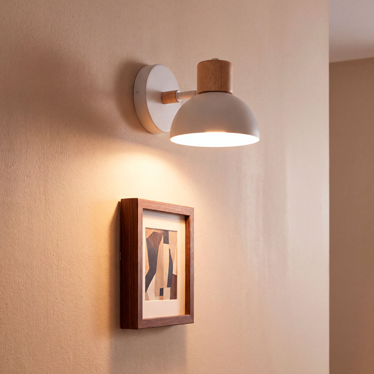 Punto de luz focal directo orientado hacia elemento decorativo para resaltar texturas en muro.