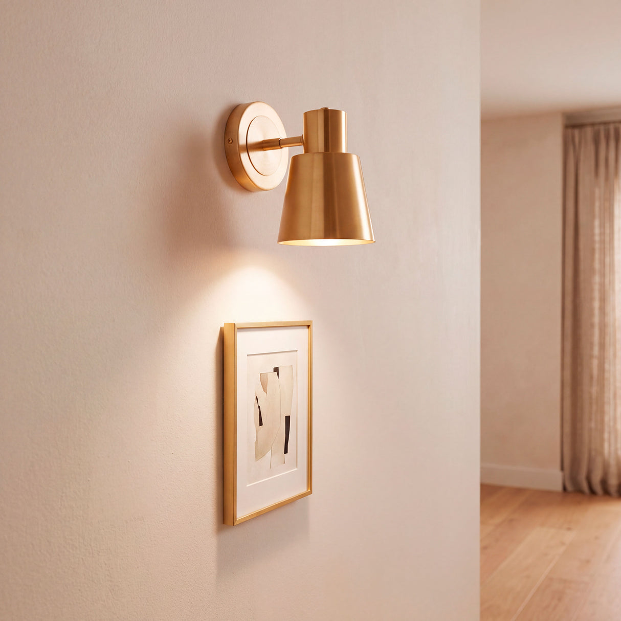 Punto de luz focal directo orientado hacia elemento decorativo para resaltar texturas en muro.