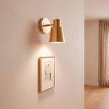 Punto de luz focal directo orientado hacia elemento decorativo para resaltar texturas en muro.