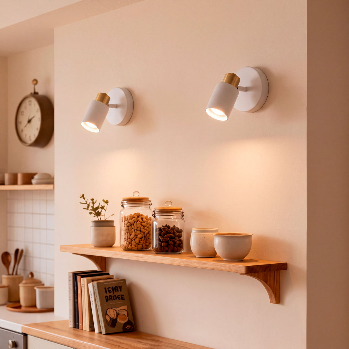 Par de focos de pared iluminando repisas de madera con acabados premium en cocina de estilo nórdico.