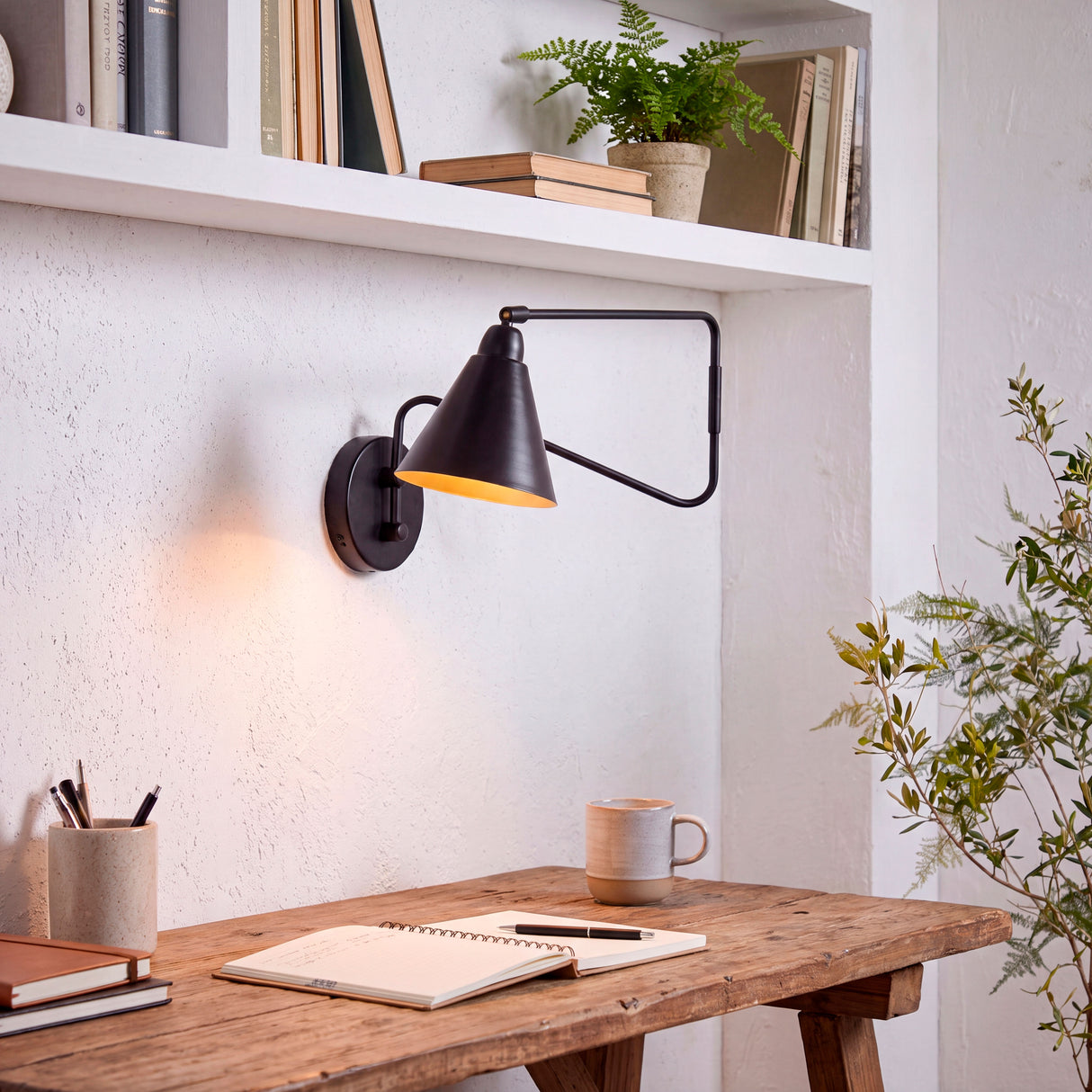 Aplique de extensión de pared sobre mesa de trabajo creando un ambiente funcional y ordenado.