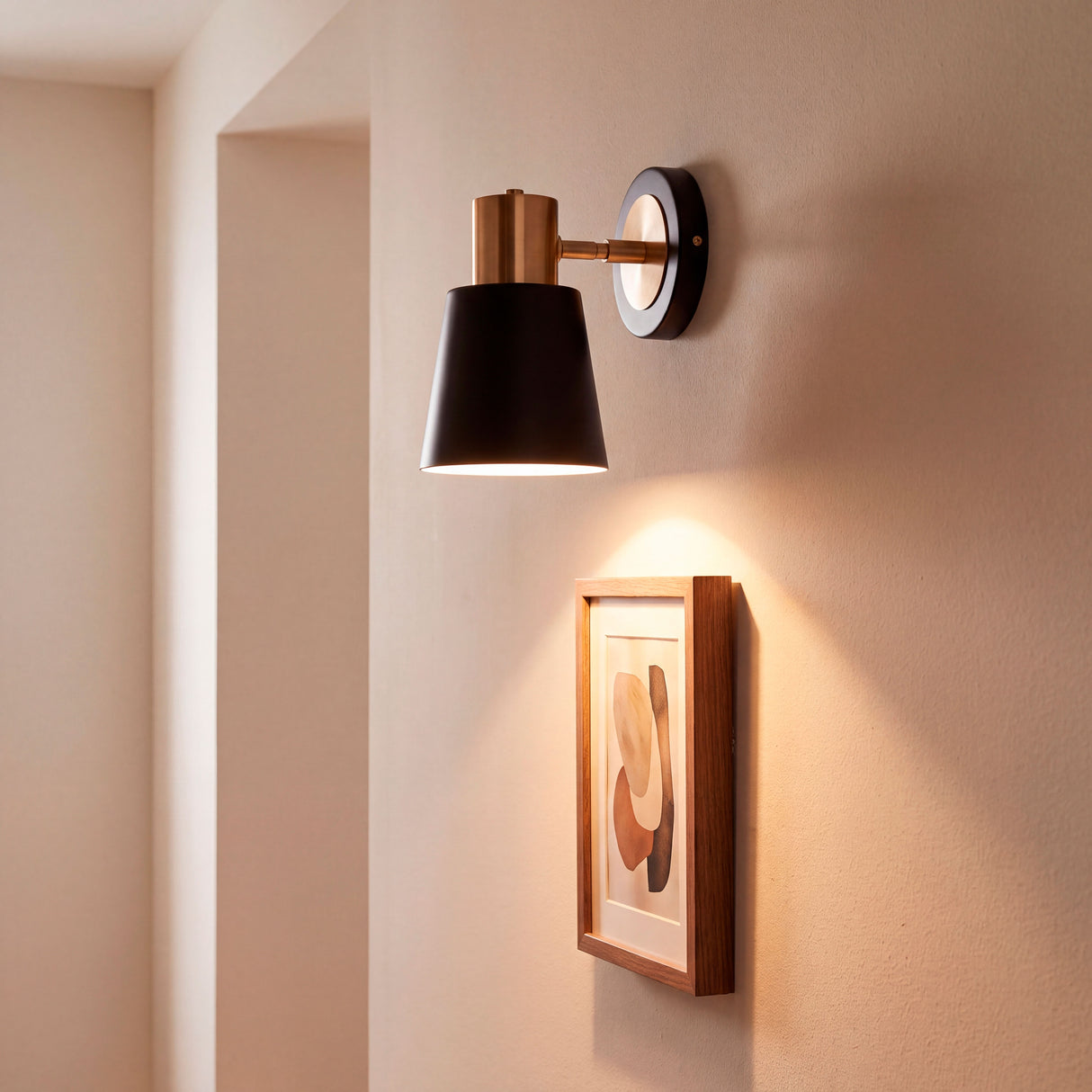 Punto de luz focal directo orientado hacia elemento decorativo para resaltar texturas en muro.