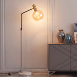 Luminaria de pie aportando un baño de luz cálida de soporte para destacar mobiliario contemporáneo.