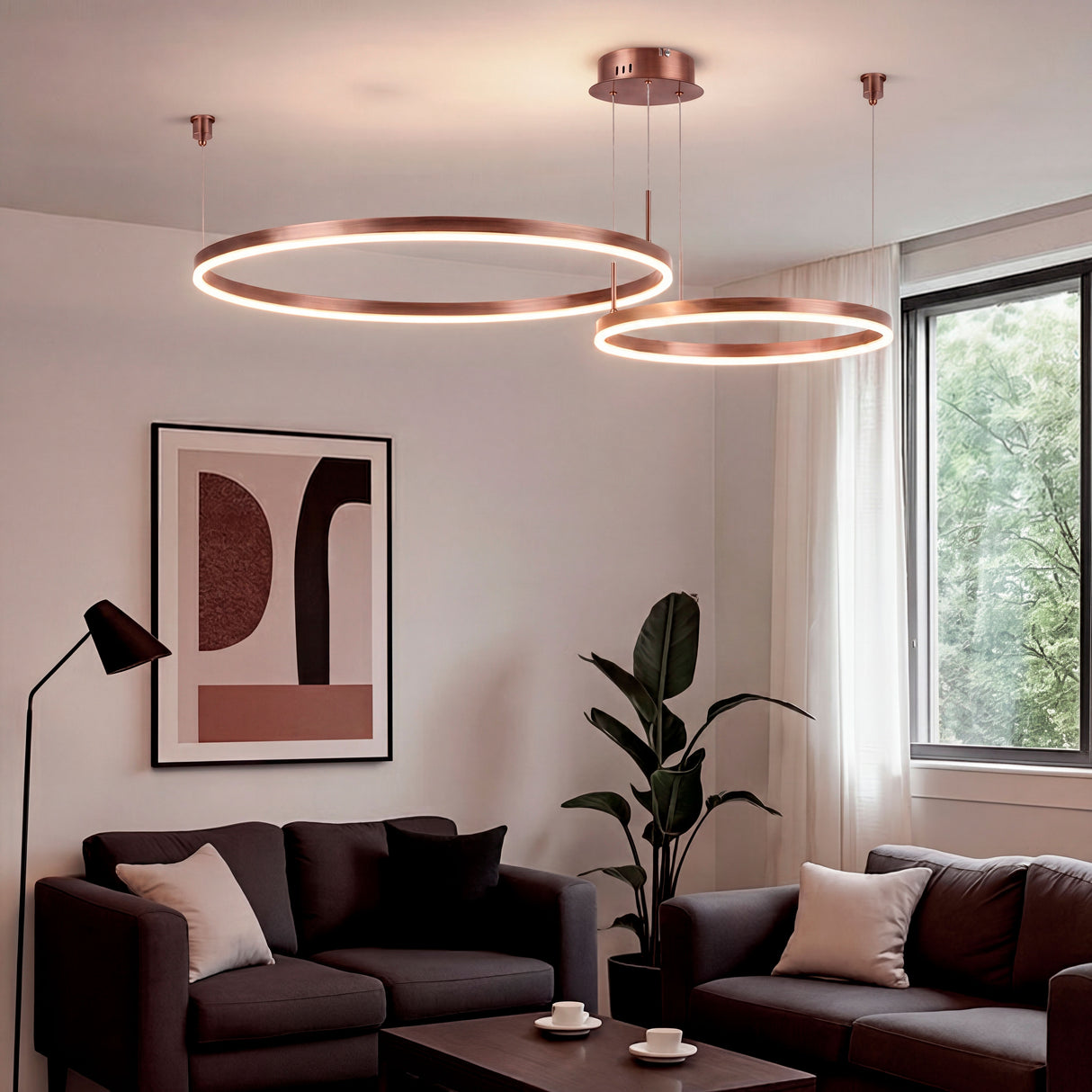 Doble anillo LED aportando un baño de luz homogéneo en una sala decorada con plantas.