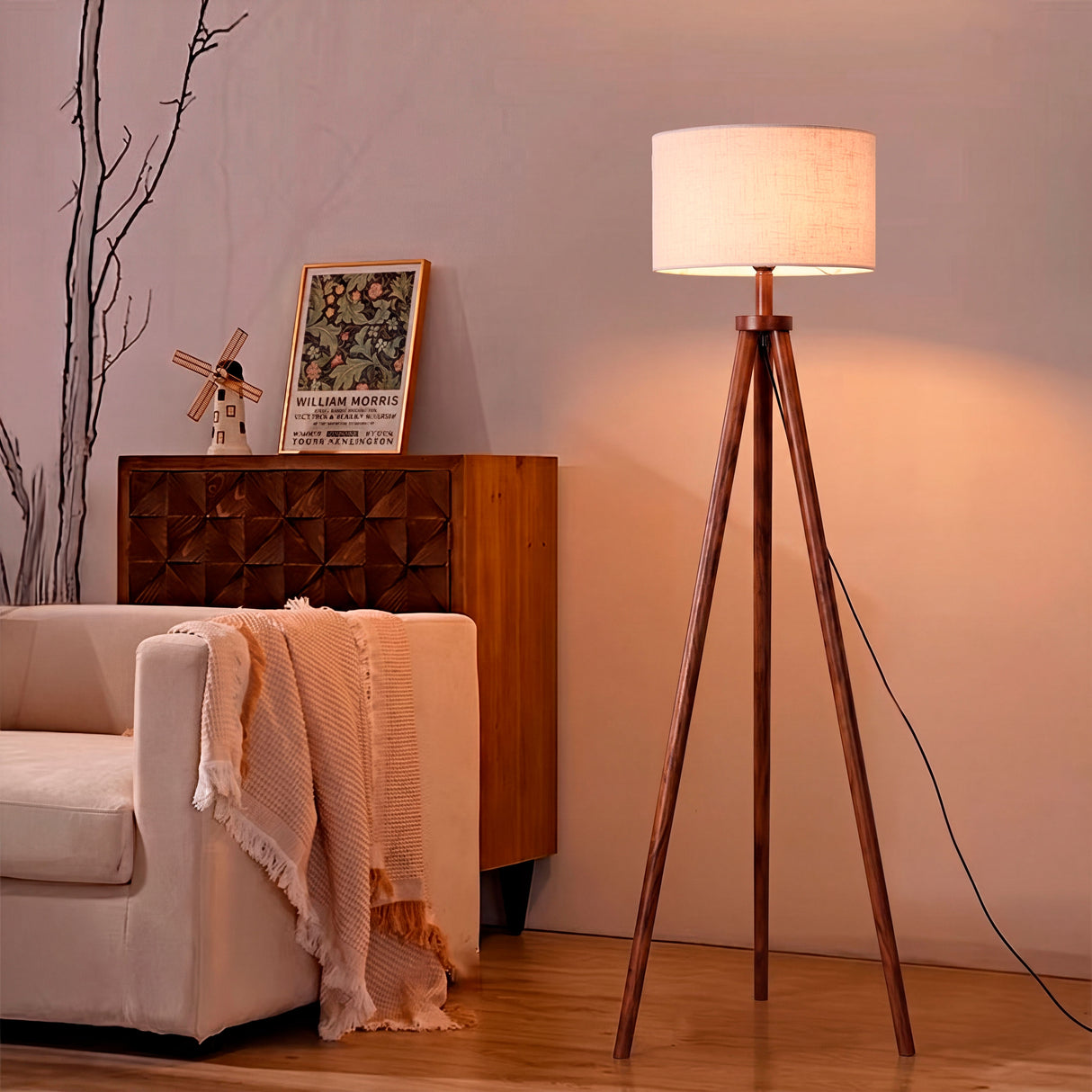 Punto de luz perimetral en sala de estar de diseño que complementa la luz natural de día.