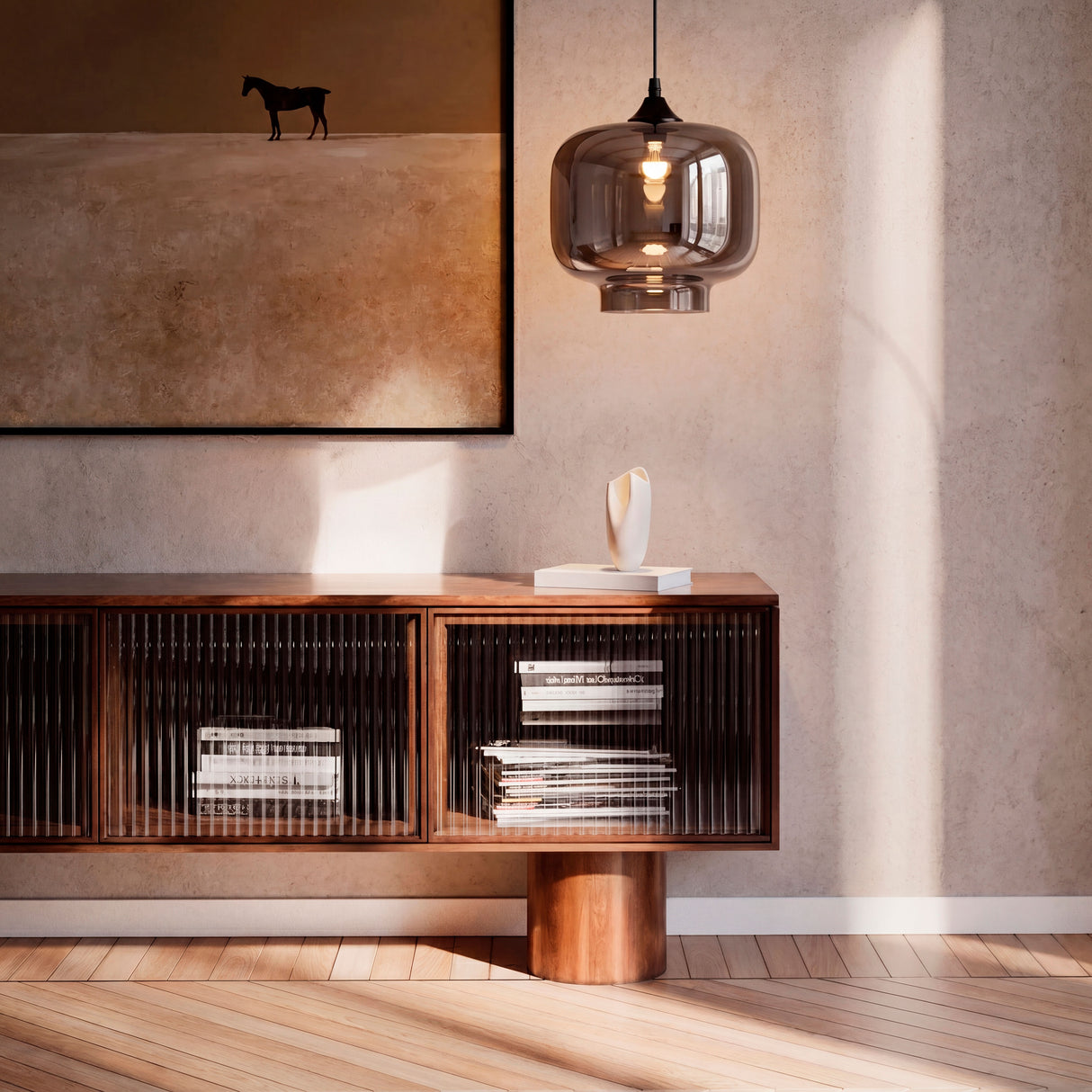 Luminaria de suspensión aportando un baño de luz cálida sobre una consola de madera elegante.