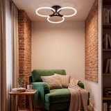 Plafón LED negro sobre sillón de lectura en estancia con estética industrial-chic.