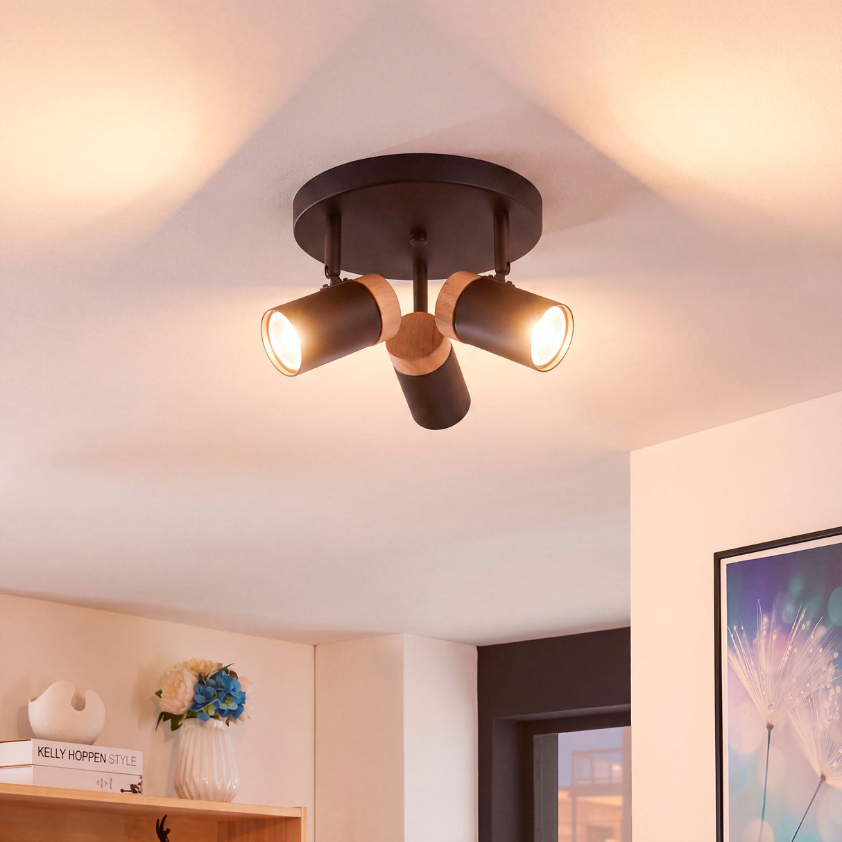 Rincón de lectura iluminado con plafón de estilo moderno y diseño minimalista.