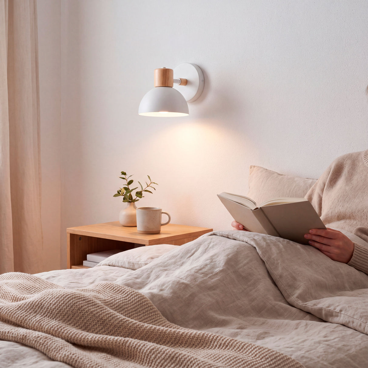Luz cálida cenital sobre cabecera de cama para crear un ambiente relajante e íntimo de noche.