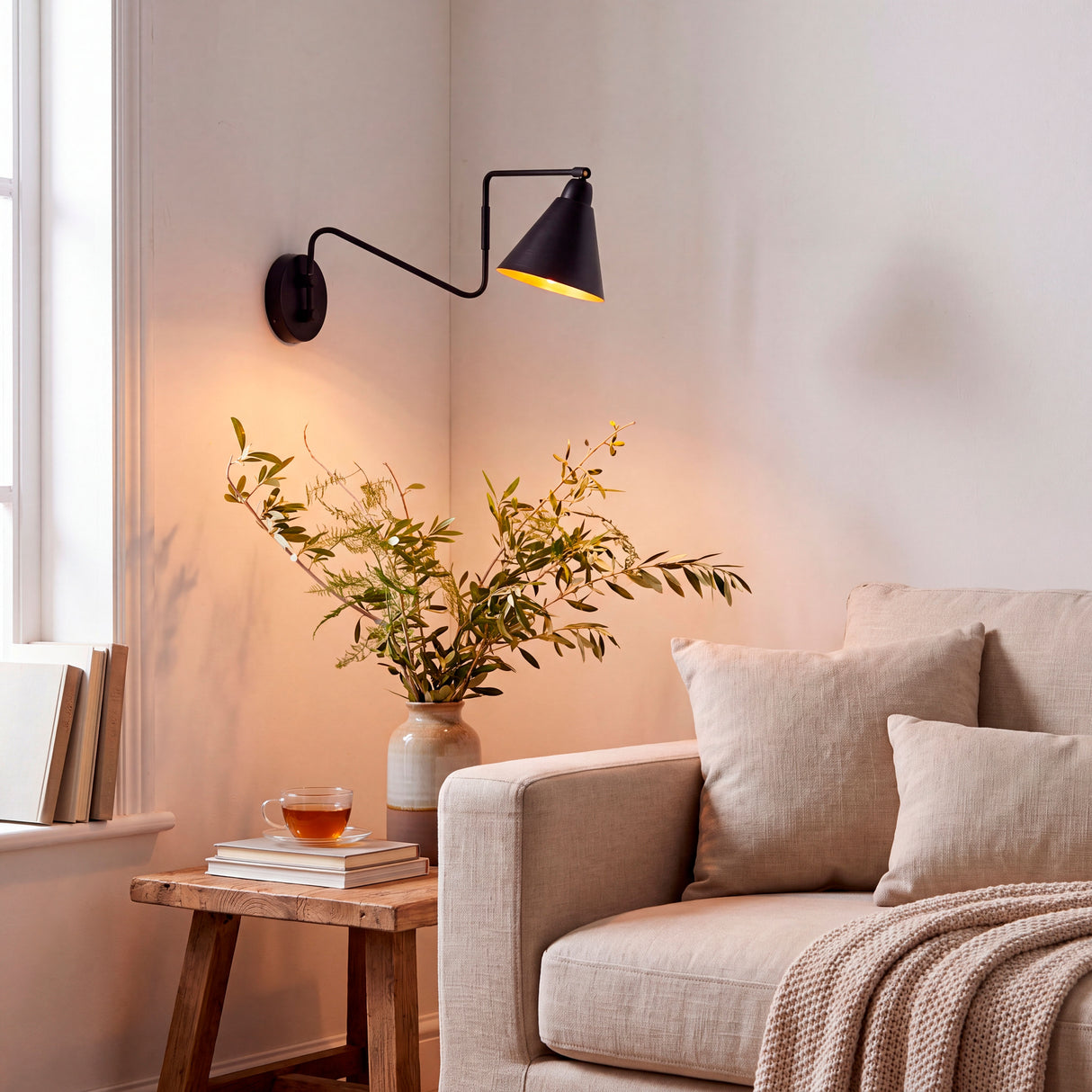 Luz cálida cenital proyectada en esquina residencial para momentos de descanso e introversión.