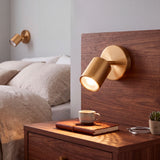Haz luminoso orientado para lectura sobre mesa de noche en dormitorio de diseño minimalista.