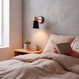Luz cálida cenital sobre cabecera de cama para crear un ambiente relajante e íntimo de noche.