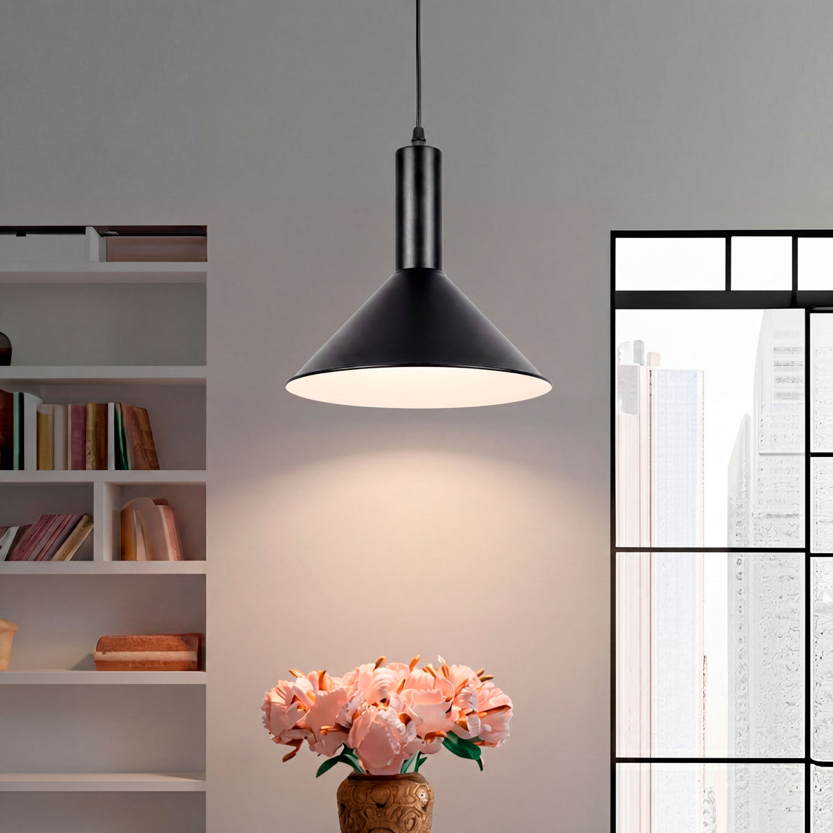 Haz de luz puntual direccionado hacia mesa con arreglos florales en un ambiente de biblioteca moderna.
