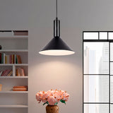 Haz de luz puntual direccionado hacia mesa con arreglos florales en un ambiente de biblioteca moderna.