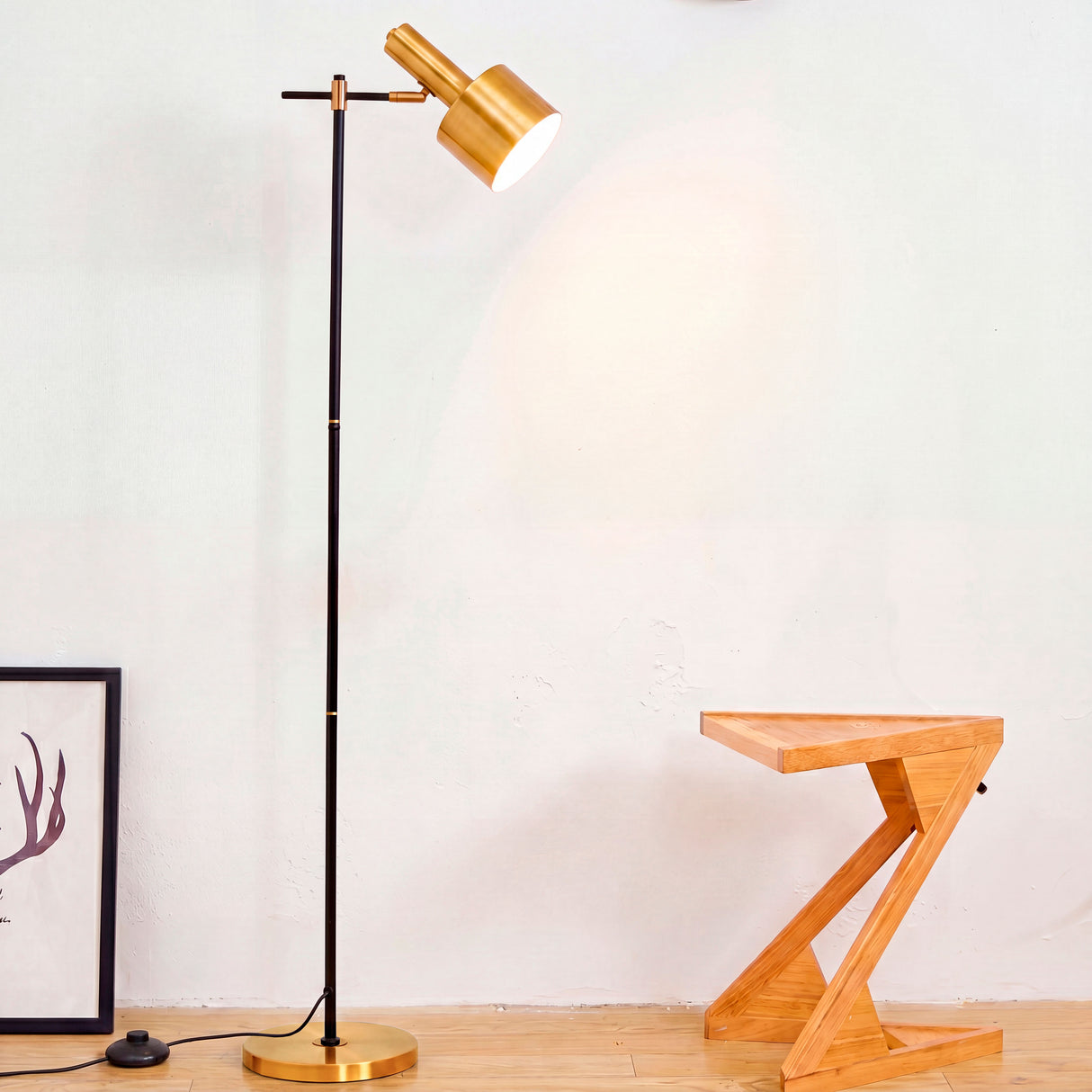 Haz de luz puntual direccionado hacia abajo en una composición limpia de diseño de interiores.