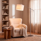 Iluminación de soporte perimetral que complementa la atmósfera y el mobiliario de una sala de lectura elegante.
