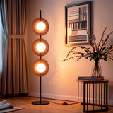 Luminaria esbelta de tres luces que complementa un espacio residencial de diseño minimalista.
