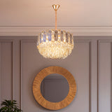 Composición decorativa donde la iluminación cenital destaca acabados premium y molduras de pared neutras.