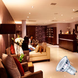 Focos dicroicos Philips de 5W creando una iluminación acogedora en el lobby de una clínica o spa.
