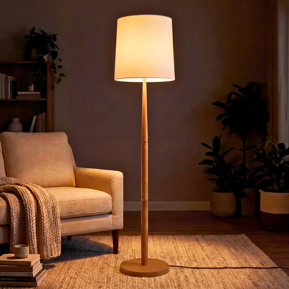 Lámpara de madera decorativa aportando un haz de luz superior e inferior elegante en un rincón de lectura.