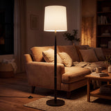 Haz de luz superior e inferior proyectado de manera elegante en una sala de estar de diseño sofisticado.