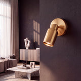 Aplique orientable dorado emitiendo luz focalizada sobre pared de salón elegante con acabados premium.