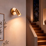 Iluminación perimetral de soporte en zonas de tránsito para un diseño de interiores funcional y seguro.