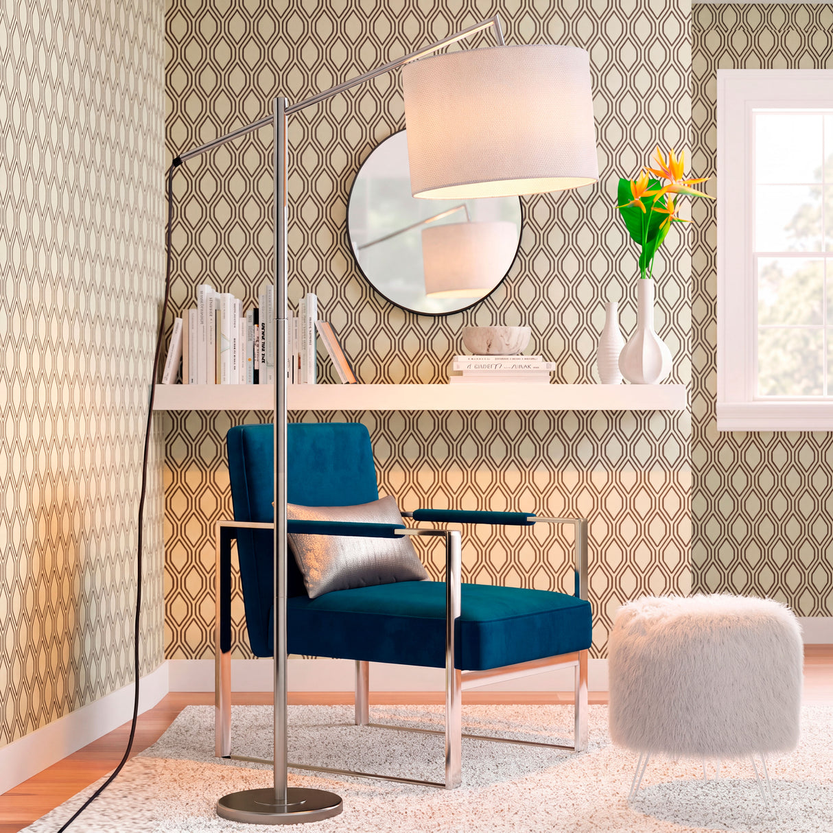 Punto de luz central decorativo que unifica e integra con elegancia un salón con papel tapiz estampado.