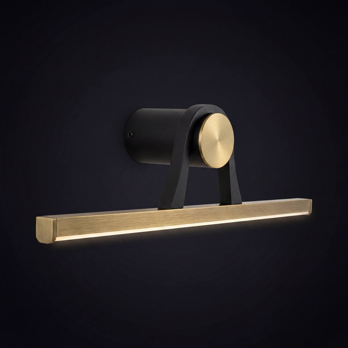 Diseño esbelto de luminaria orientable con chasis negro mate y detalles dorados en contraste.