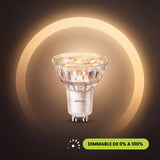 Luminaria puntual LED que proyecta un haz de luz dorada para diseño de interiores acogedores y elegantes.