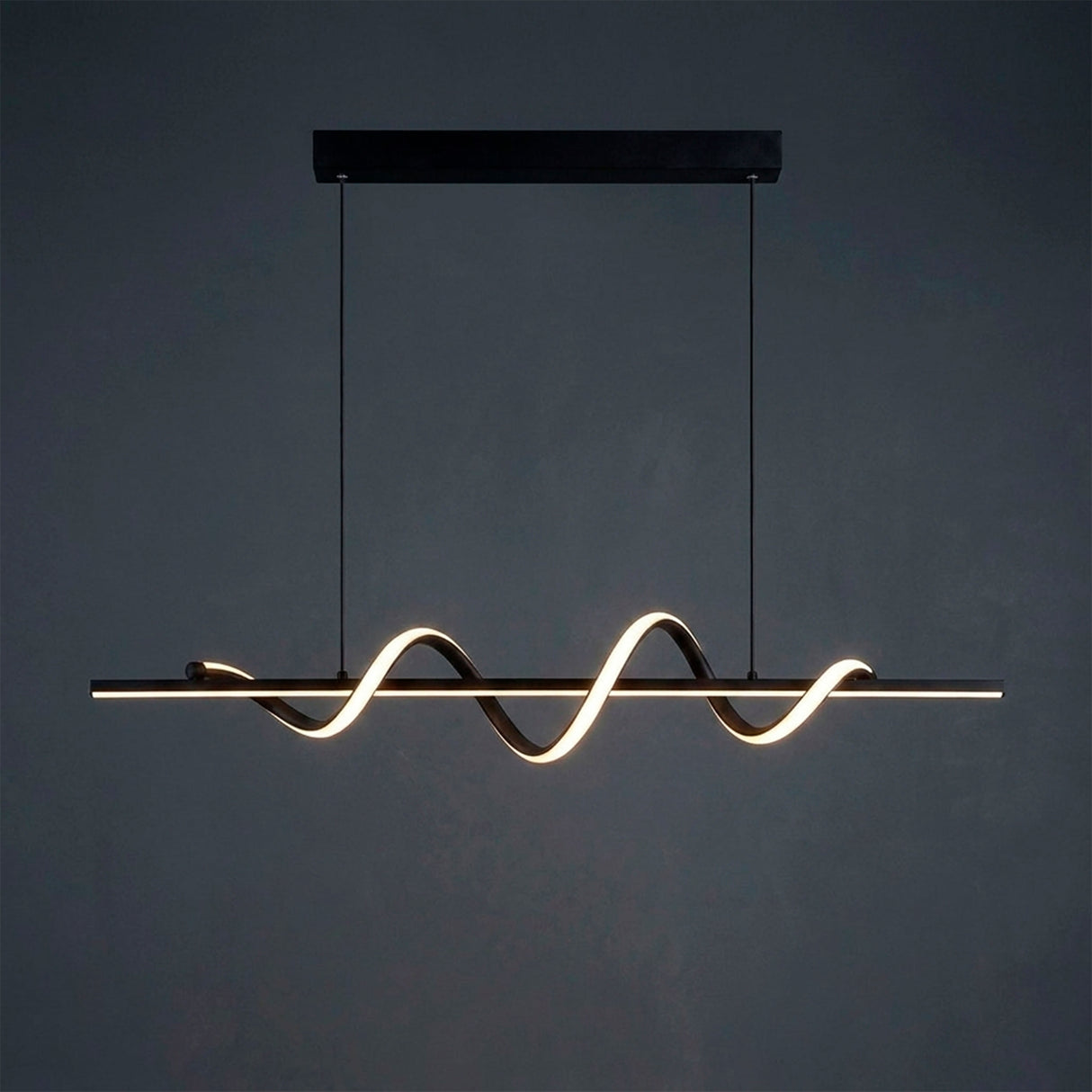 Silueta orgánica brillante suspendida en espacio minimalista creando contraste lumínico elegante.