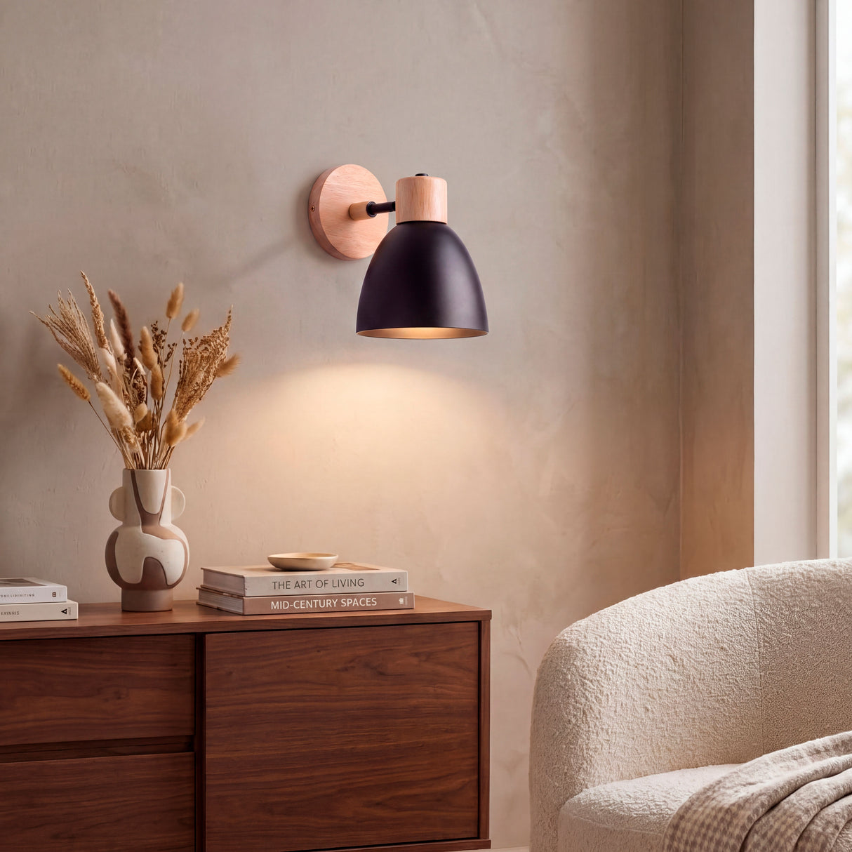 Atmósfera de luz cálida simétrica en estancia de concepto abierto con mobiliario neutro.