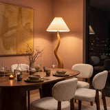 Luz ambiental y eficiencia lumínica en zona de comedor contemporáneo realzando mobiliario de diseño premium.