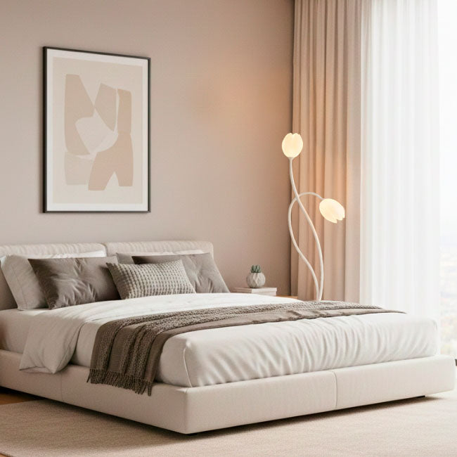 Luminaria de apoyo en dormitorio de diseño, aportando luz indirecta ideal para crear escenas de relax.