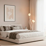 Luminaria de apoyo en dormitorio de diseño, aportando luz indirecta ideal para crear escenas de relax.