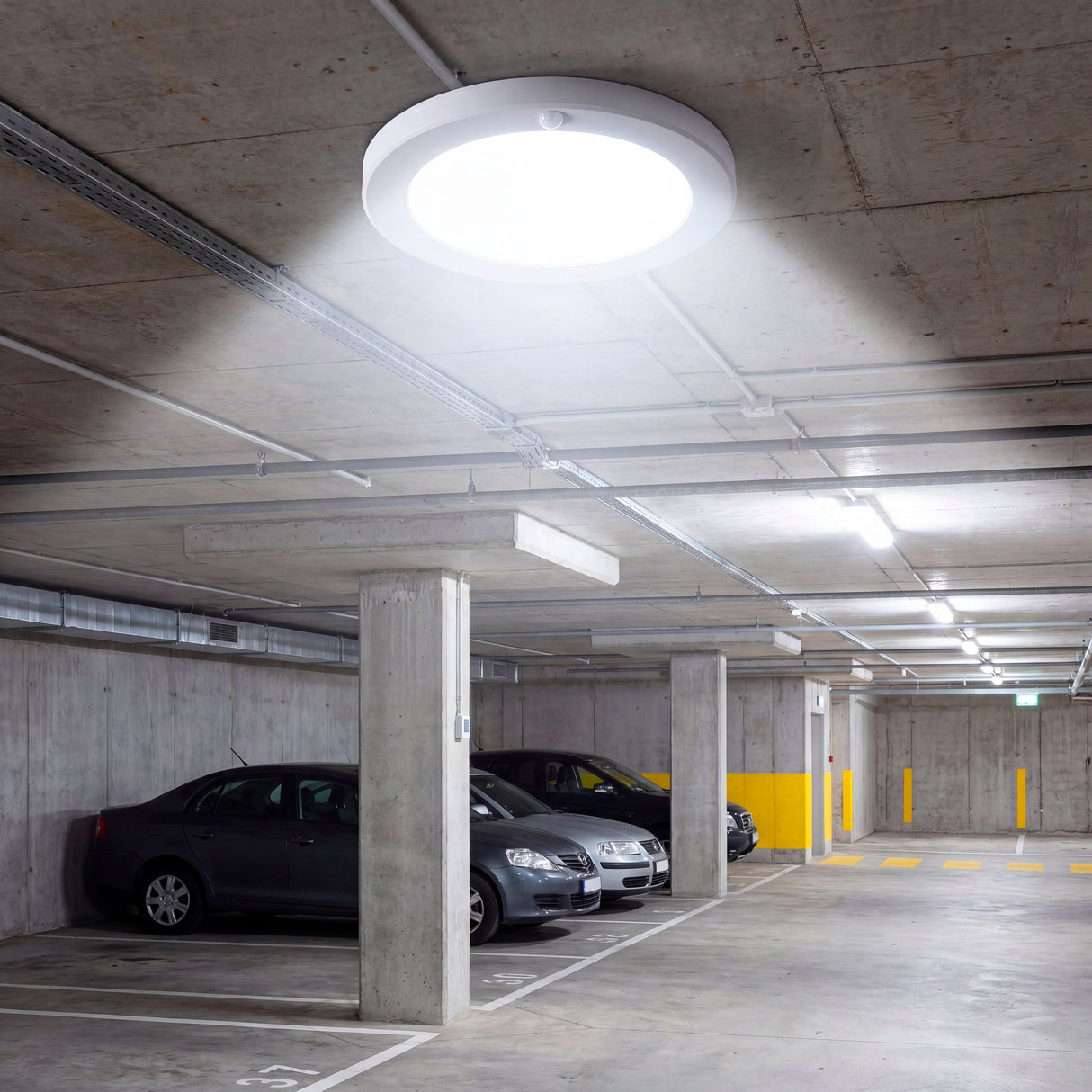 Distribución simétrica de luz blanca fría de alto rendimiento en un garaje subterráneo moderno.