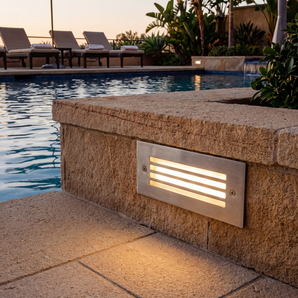 Foco empotrable estanco para perímetros de piscinas y zonas de descanso al aire libre.