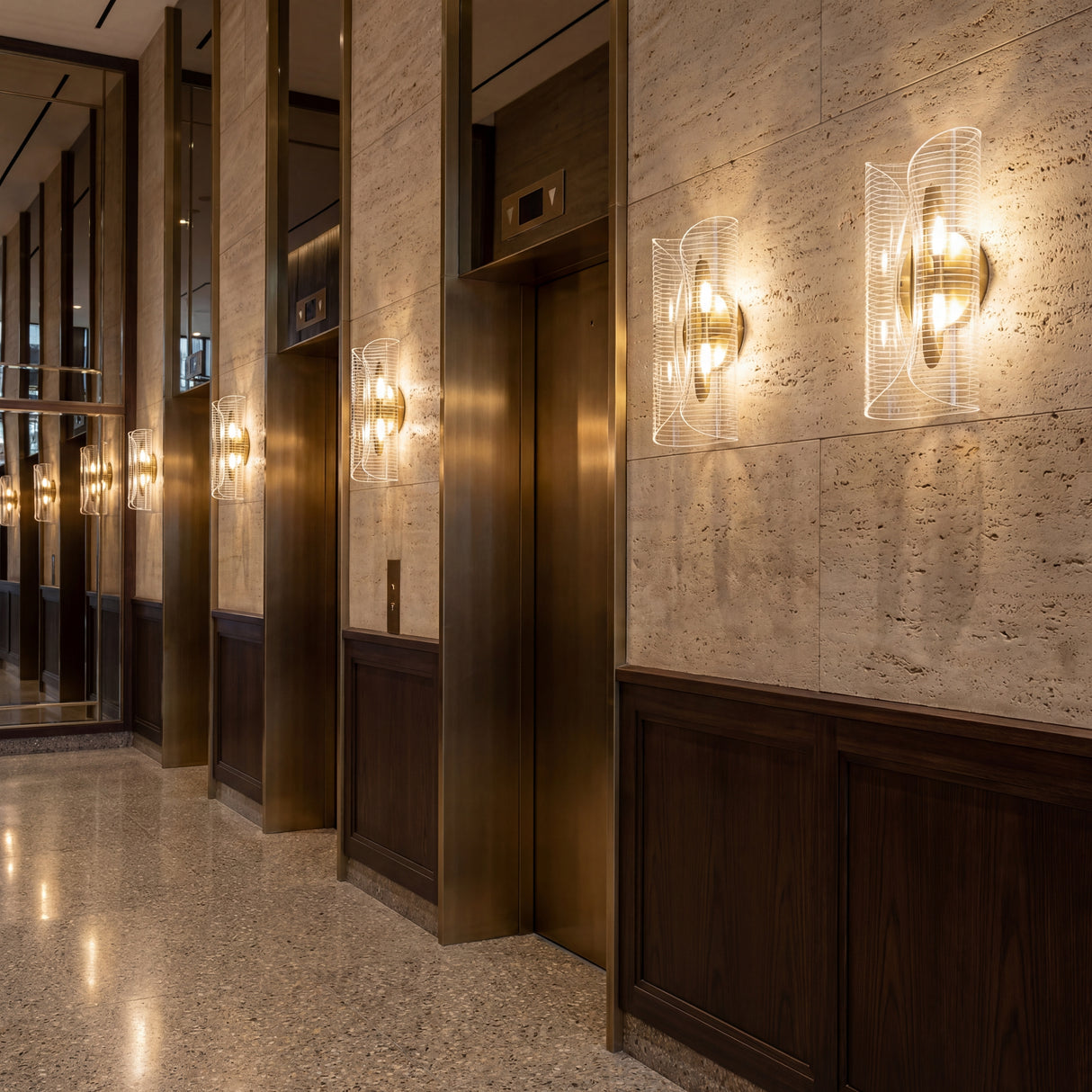 Lámparas de pared Ethereal Gold instaladas en zona de ascensores de lobby moderno.