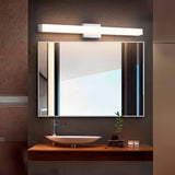 Lámpara Julieta Silver sobre espejo en ambiente de baño con paredes de concreto y madera.