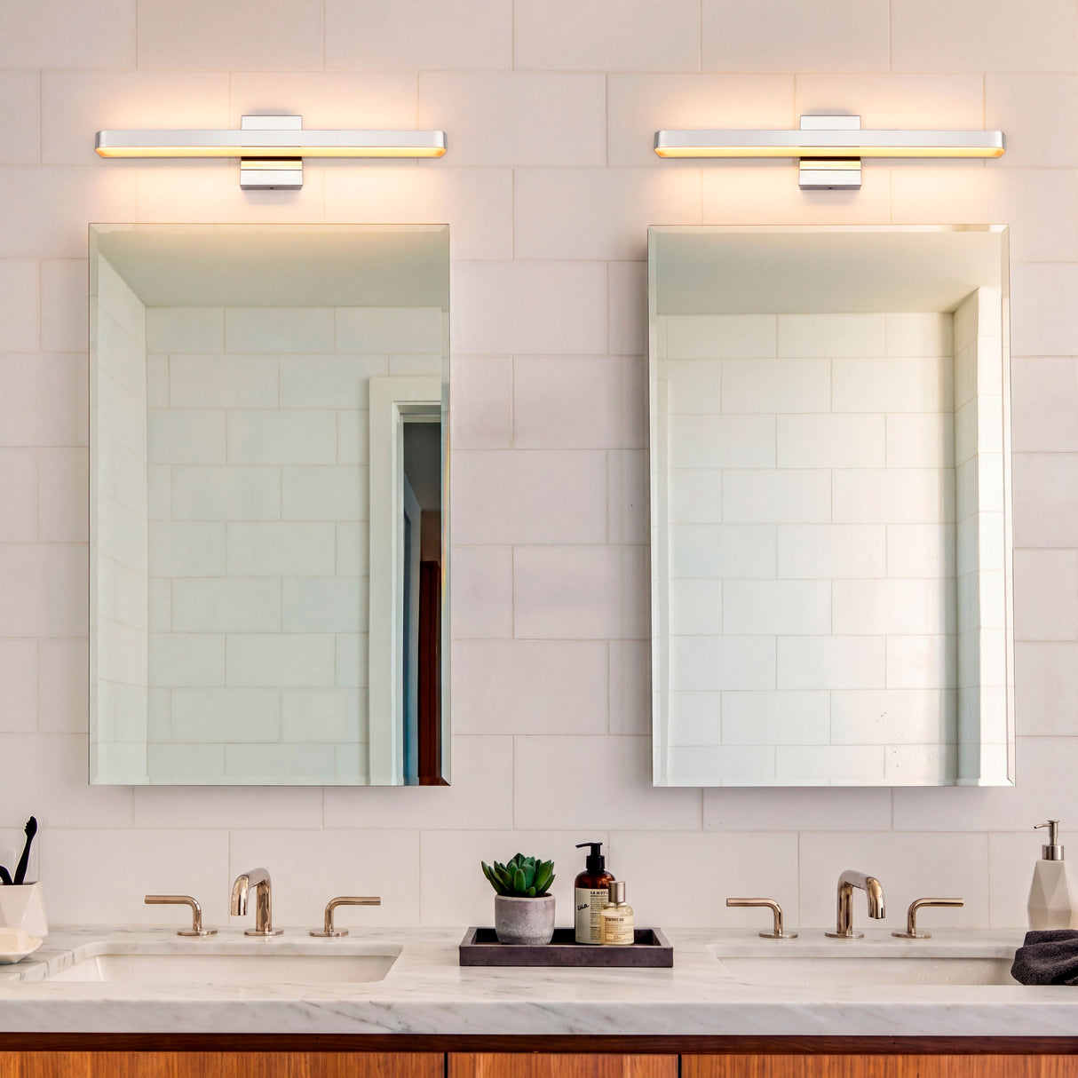 Dos unidades de Josefina Silver instaladas simétricamente en baño compartido de lujo.