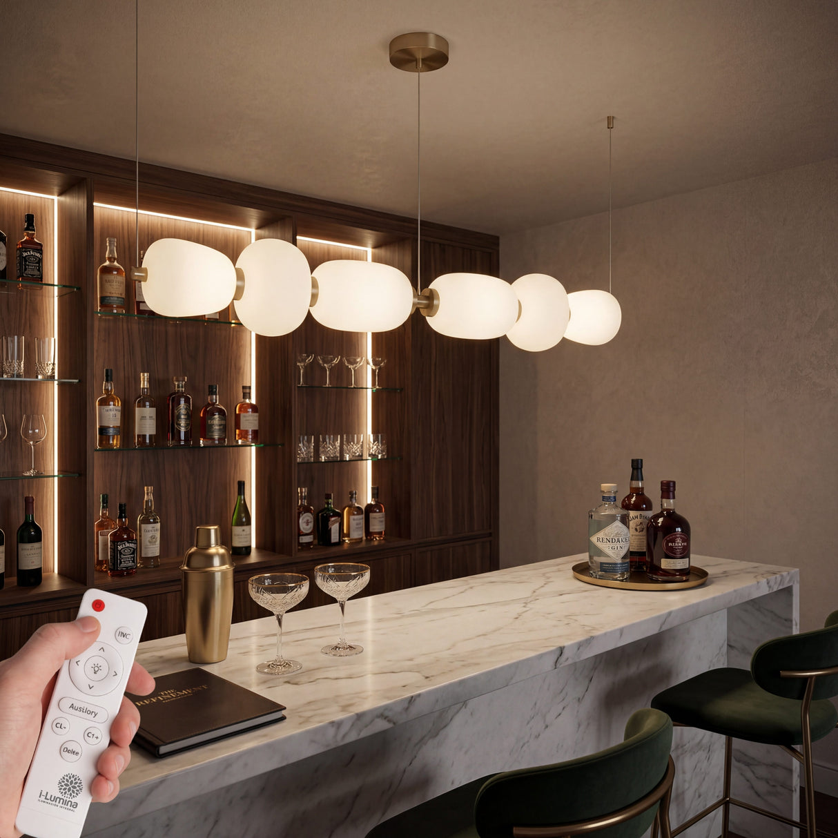 Iluminacion para barra de bar o lounge con lampara led lineal en acabado oro