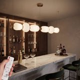 Iluminacion para barra de bar o lounge con lampara led lineal en acabado oro