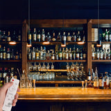 Lampara led lineal sobre barra de bar con luz calida para crear ambiente sofisticado.