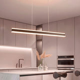 Contraste de lámpara Dallas Black sobre isla de cocina de madera maciza y luz brillante.
