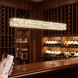 Aplicación de luz puntual en zona de bar y cava de vinos con tono cálido elegante.