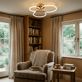 Lámpara LED dorada en salón minimalista con luz suave para crear confort visual.