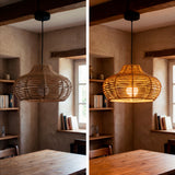 Efecto de luz cálida de lámpara tejida en estancia con muebles de madera y luz de atardecer.