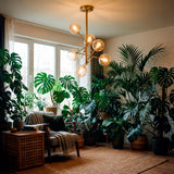Lámpara de techo decorativa en sala de estar con abundante vegetación y luz suave.